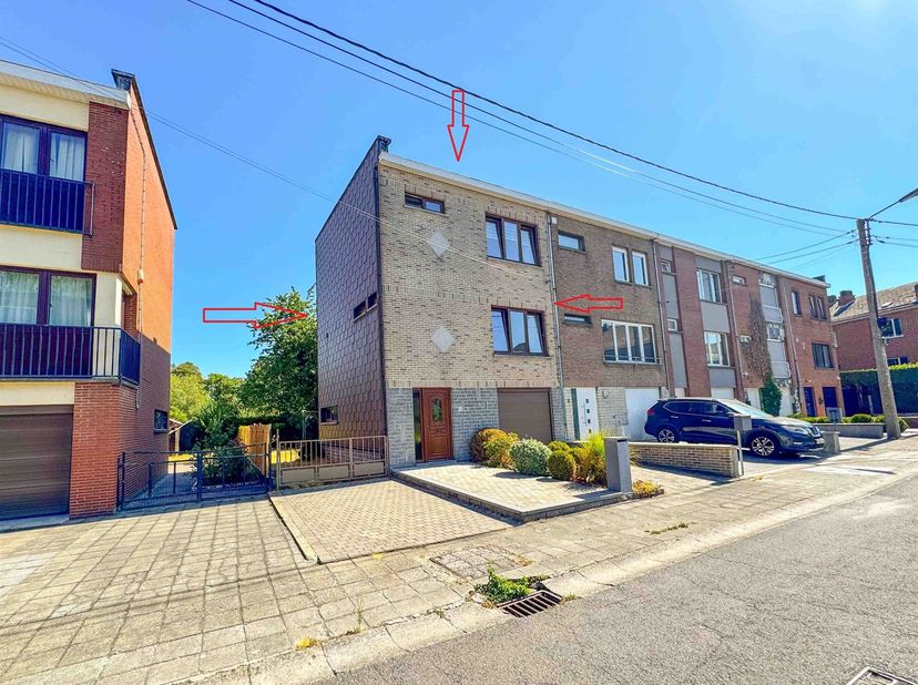 Dit mooie huis met twee verdiepingen, gelegen in Jumet, biedt een aangename woonomgeving, met tuin, terras, garage en parkeerplaats. Op de begane gron