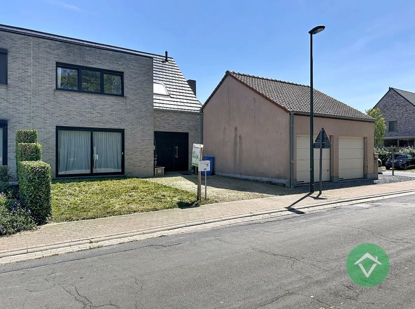 Deze woning bevat op het gelijkvloers: Oprit - voortuin - inkomhal met ingebouwde kasten - apart toilet - ruime woonkamer - open keuken - wasplaats/be