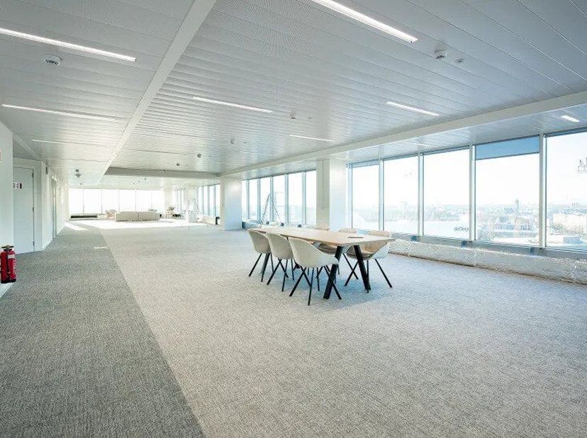 Dit kantoorgebouw biedt je een inspirerende werkomgeving met een panoramisch uitzicht over Antwerpen en de wijde omgeving. Gelegen aan de Singel, dire