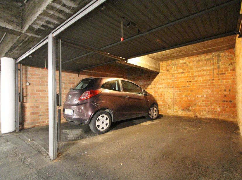 Bent u op zoek naar een veilige en droge garagebox? Deze gunstig gelegen ruimte is ideaal voor zowel opslag als het parkeren van uw voertuig.<br />
Mo