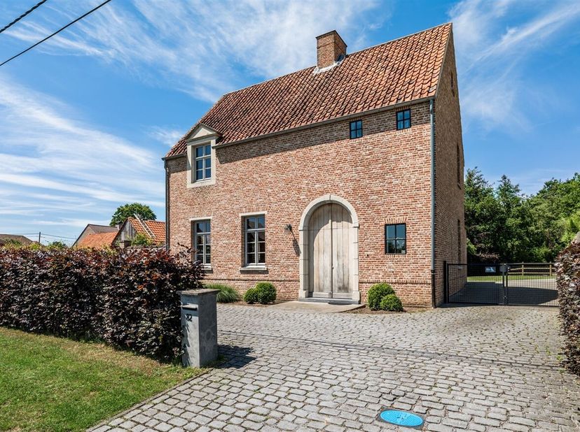 Villa clé en main avec écuries agréées et manège extérieur<br />
Cette belle villa de 2007 est située au calme à Geel-Bel, avec un accès facile à Geel