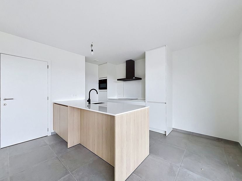 Ligging<br />
Dit nieuwbouwappartement bevindt zich in een recente en moderne residentie in Oostakker, op een rustige ligging met aangenaam zicht op h