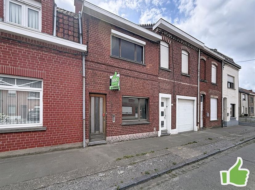 Maison à rénover entièrement au coeur du village d'Herseaux <br />
Elle se compose d'un couloir d'entrée avec spacieuse pièce de vie ( salon - salle à