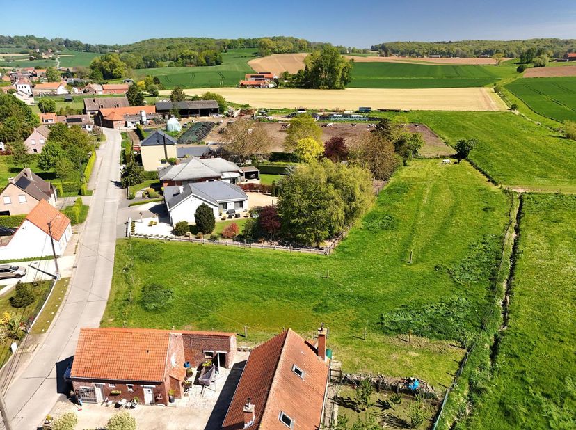 Magnifique terrain constructible de 2.212 m², idéalement situé à Russeignies, dans la commune très recherchée du Mont-de-l'Enclus.<br />
<br />
Bénéfi