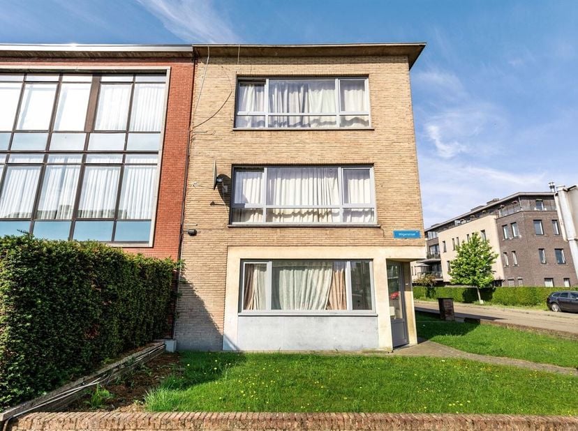 Opbrengsteigendom bestaande uit 3 verhuurde appartementen met garages<br />
Dit opbrengsteigendom bestaande uit 3 verhuurde appartementen is gunstig g