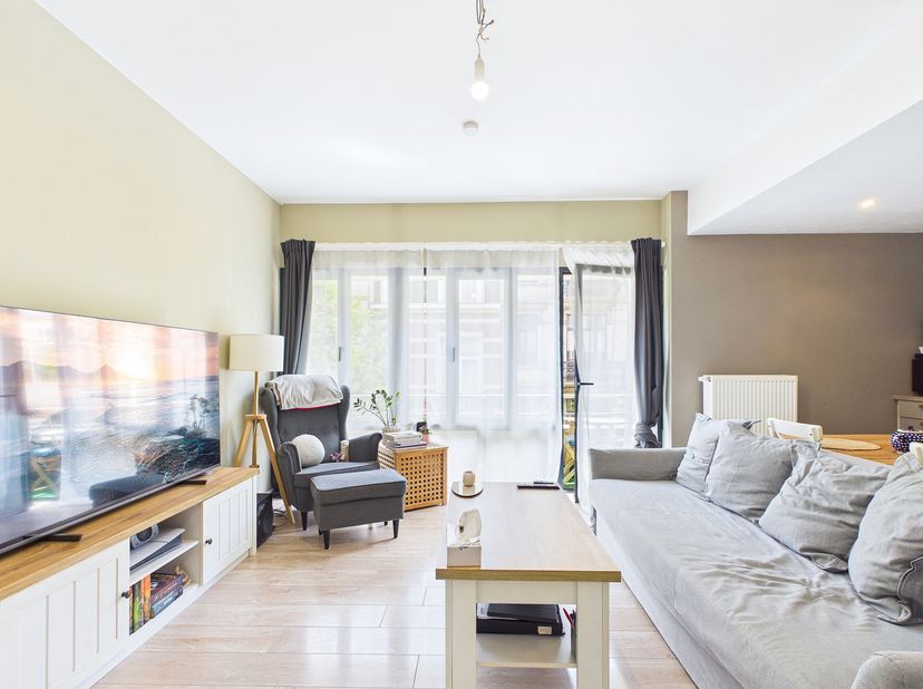 Altitude 100<br />
Dans un petit immeuble, idéalement situé, bel appartement avec terrasse<br />
Lumineux séjour/cuisine américaine équipée ( four, ho