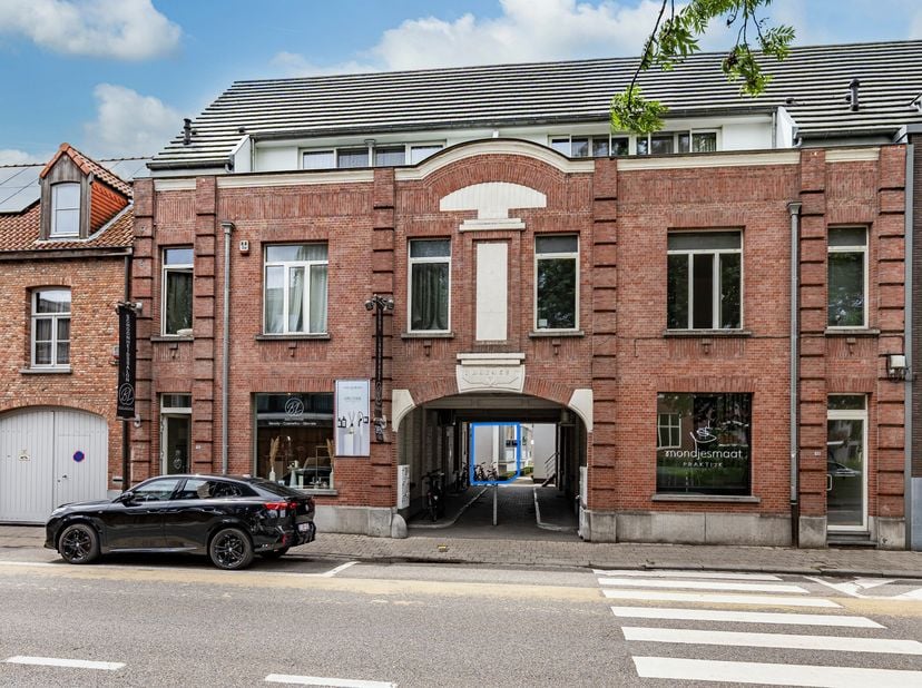 In hartje Hoogstraten, op wandelafstand van Horeca, ontspanningsmogelijkheden en scholen treffen we dit instapklaar appartement. De woning is in 2008
