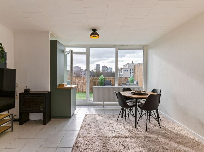 Dit appartement bevindt zich op de vijfde en bovenste verdieping van een appartementsgebouw aan de Bisschoppenhoflaan in Deurne. Dankzij de centrale l
