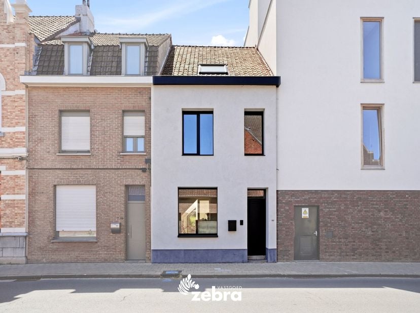 Bezoekmoment op zaterdag 18/07 (enkel op afspraak)!<br />
<br />
Exclusief gerenoveerde woning met kwalitatieve materialen gelegen op een vlot bereikb