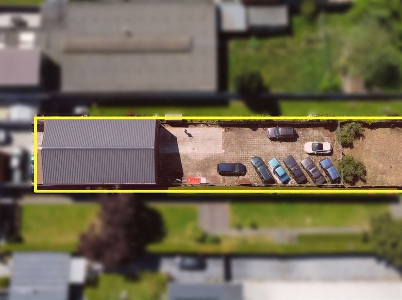 Deze proper verzorgde en goed gelegen loods met betonnen vloer van 20cm ligt op 6a 11ca en heeft zelf een oppervlakte van 173 m2. Aan de loods is er o