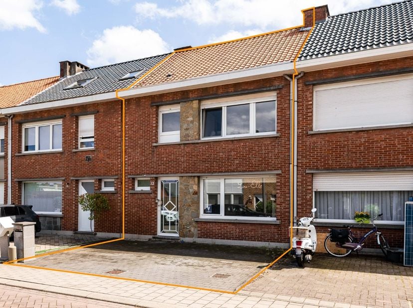 Deze ruime woning werd super netjes gerenoveerd en is dus volledig instapklaar! Ze bevindt zich op wandelafstand van het gezellige en levendige centru
