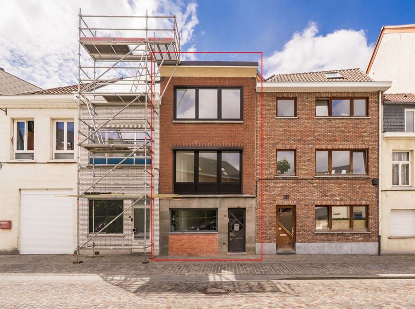 Bent u op zoek naar een instapklare woning waar wonen en werken perfect samengaan?<br />
Dan is deze gerenoveerde stadswoning zeker een bezoek waard.