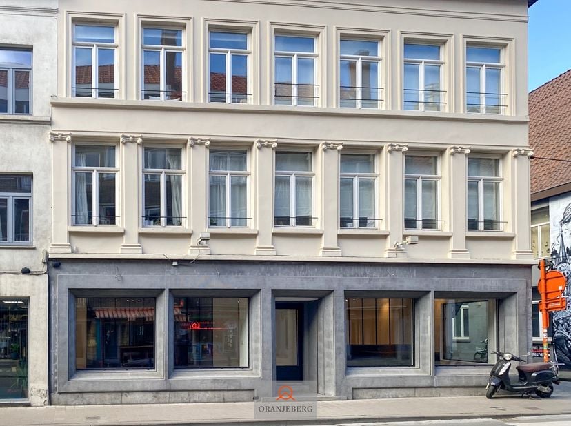 Prachtig afgewerkt gelijkvloers handelshoekpand centraal gelegen in Gent vlakbij Vrijdagsmarkt, Sint-Baafsplein en Sint-Annaplein.&amp;nbsp;Mooie gevel, a