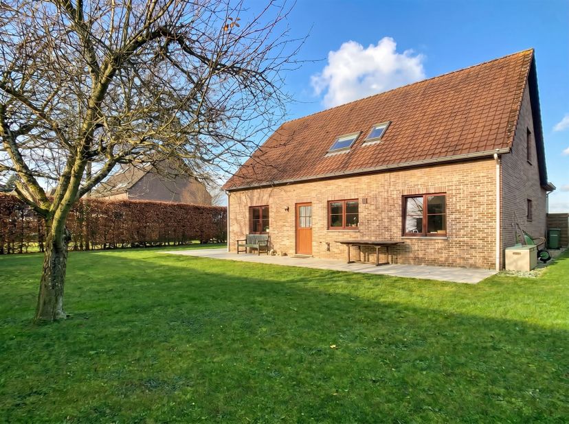 Ruime villa met mooie tuin gelegen  in Tervuren, nabij Britse School en park. <br />
<br />
Gelijkvloers: inkomhal, apart toilet, 32m² living met to