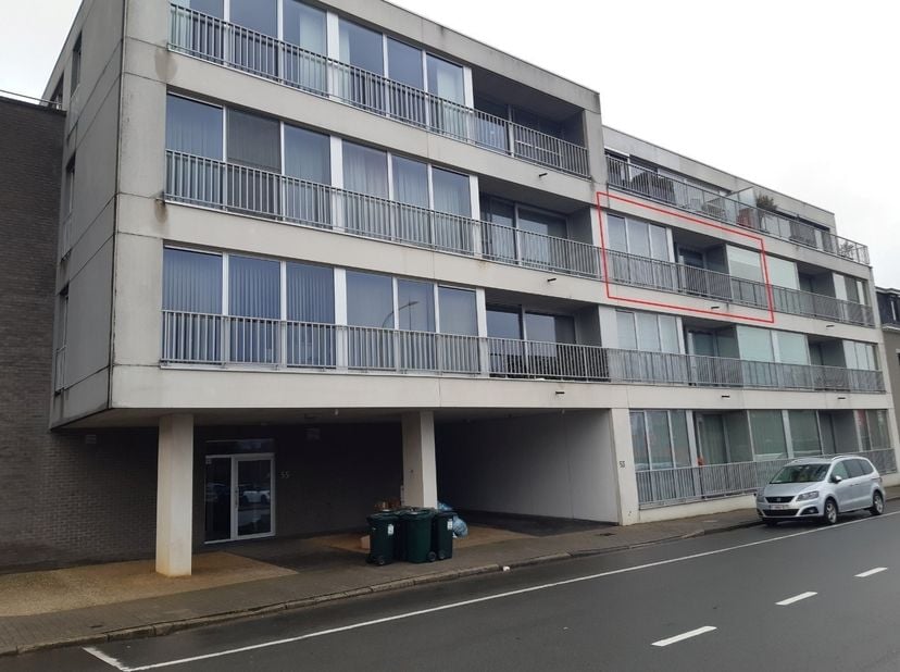 Het appartement is immers gunstig gelegen nabij tal van voorzieningen, op slechts 500 meter van Shopping Plaza Ronse met diverse winkels, en op ongeve