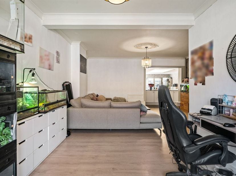 Instapklare woonst met vijf slaapkamers op een perceel van 6a46ca op een sublieme locatie te Herenthout.<br />
Deze woning heeft in 2015 een algemene