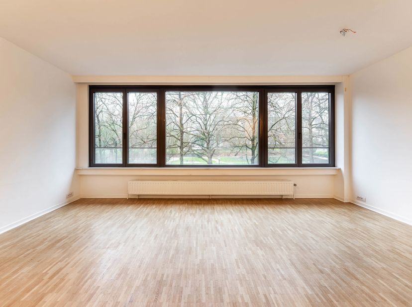 Etterbeek, APPARTEMENT (2Ch/1Sdb) Situé au 2ᵉ étage, cet appartement traversant de 98 m² offre de beaux volumes et une distribution fonctionnelle. Il