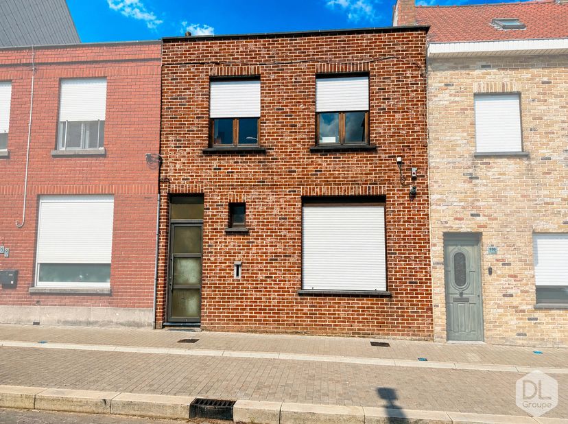 Au rez-de-chaussée, un hall d’entrée, un buanderie/chaufferie en façade, un WC suspendu, un hall menant à une lumineuse et spacieuse pièce de vie comp