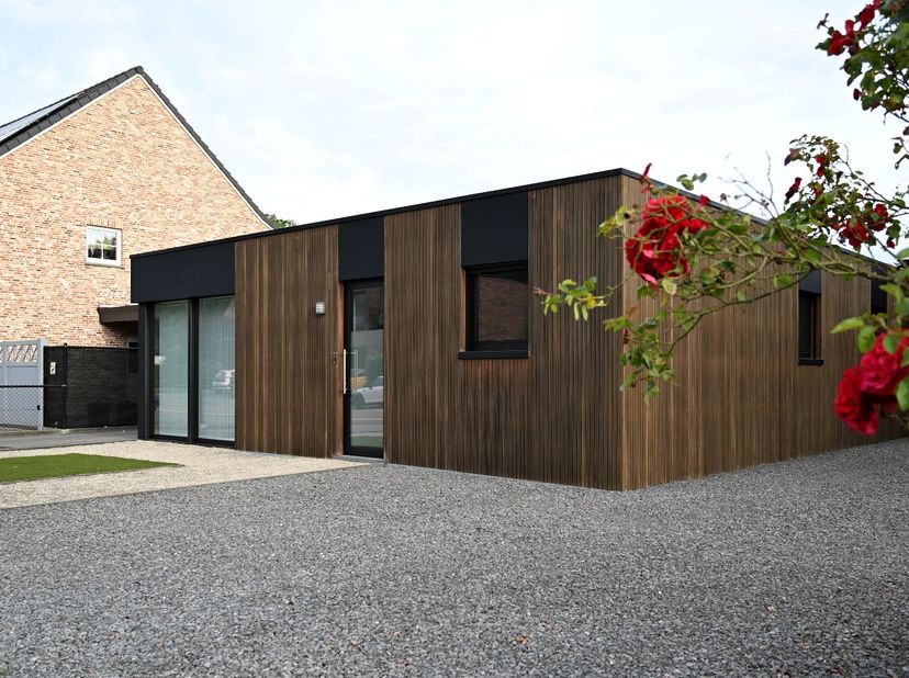Ben je op zoek naar een gelijkvloers, energiezuinig huis?<br />
Dan is deze woning op de Michel Scheperslaan 164 vast iets voor u.<br />
Er zijn twee