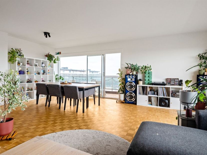 Instapklaar appartement met panoramisch zicht in Merksem!<br />
Op de 15de verdieping van deze moderne residentie aan de Leiebos vindt u dit uitsteken