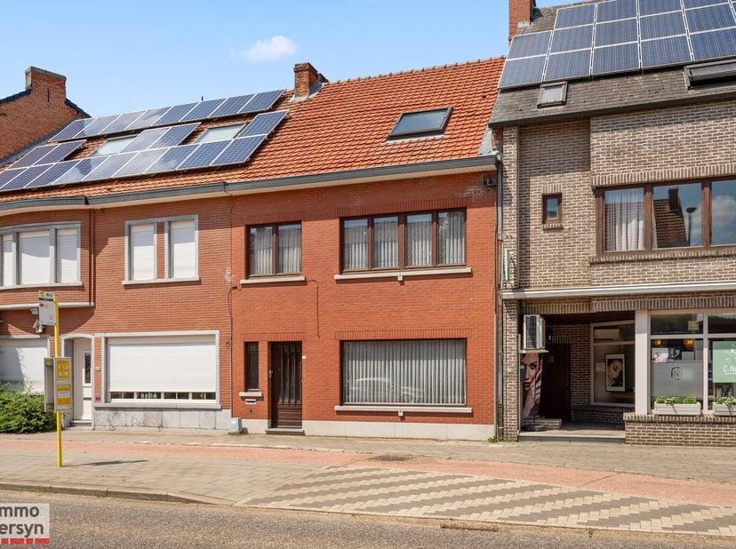 Ontdek deze praktische, ruime woning gelegen in het hart van Rillaar.<br />
Als bewoner bevind je je hier op wandelafstand van lokale winkels, gezelli