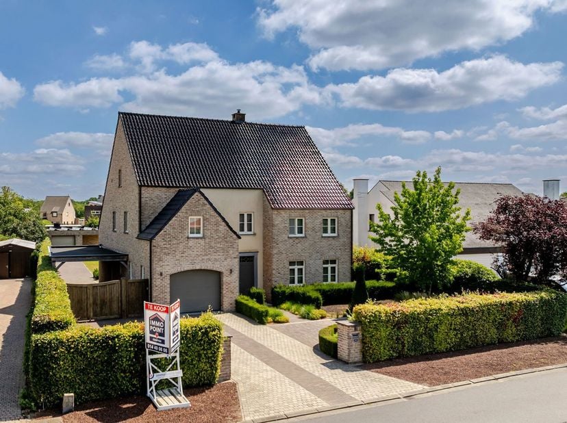 Woning in pastoriestijl met 4 slaapkamers.<br />
Deze instapklare en bijzonder ruime woning in pastoriestijl biedt uitzonderlijk veel leefruimte voor
