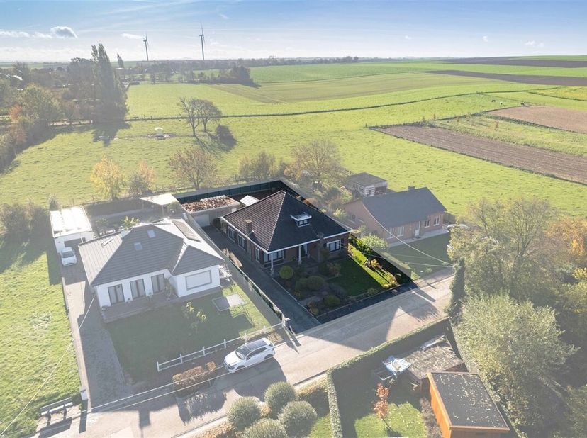 Landelijk gelegen gelijkvloerse gezinswoning in rustige omgeving te Riemst<br />
Omgeving:<br />
+ Gelegen in het heerlijk rustige en landelijke Val-M