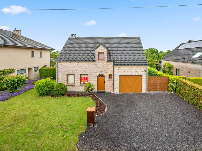 Cette charmante maison prête à emménager est idéalement située à proximité du centre d'Erps-Kwerps et offre une surface habitable totale de 143 m² (se