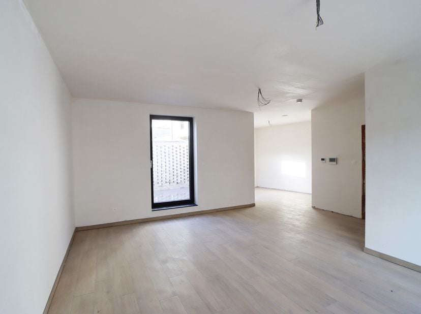 Ben je op zoek naar een instapklaar en energiezuinig appartement met twee ruime slaapkamers op de eerste verdieping, centraal gelegen en toch rustig g