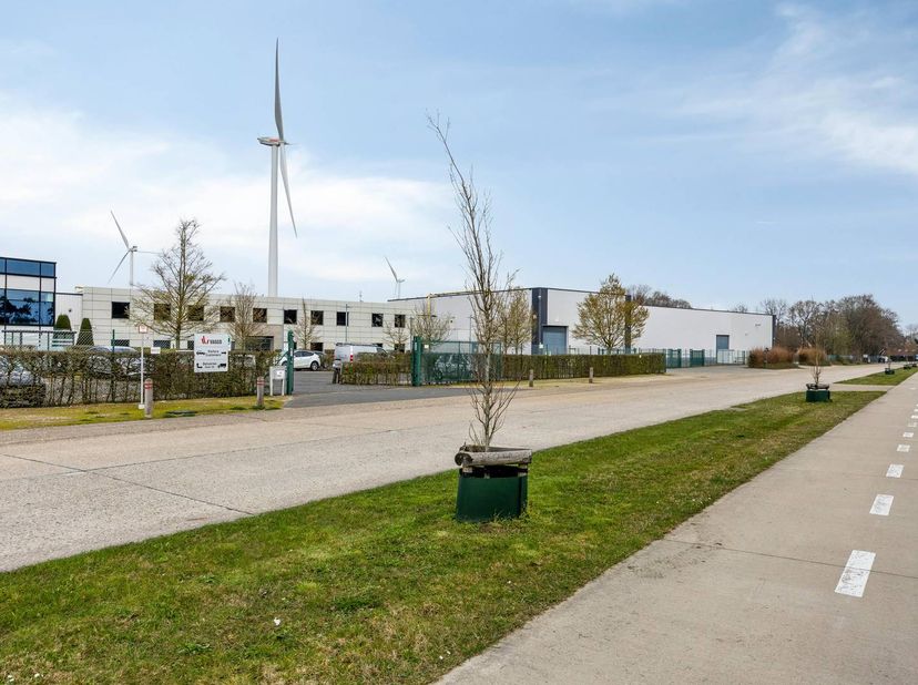 Ce centre de distribution récent est situé à Dilsen-Stokkem, stratégiquement situé entre l'E314 et la frontière néerlandaise, avec une combinaison d'e