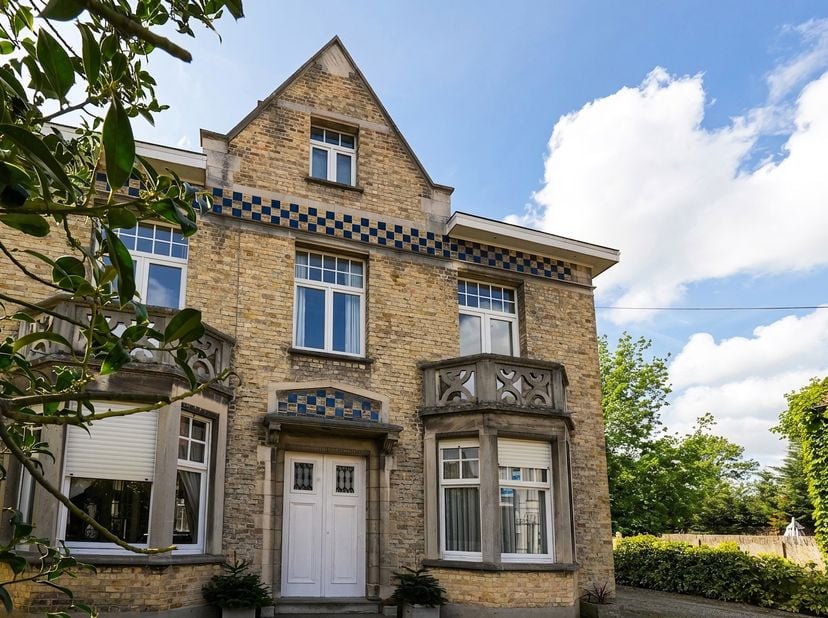 Deze karaktervolle woning, gebouwd in 1914, ademt nog steeds de charme van vroeger en werd doorheen de jaren met zorg bewaard. Ze bevindt zich op een