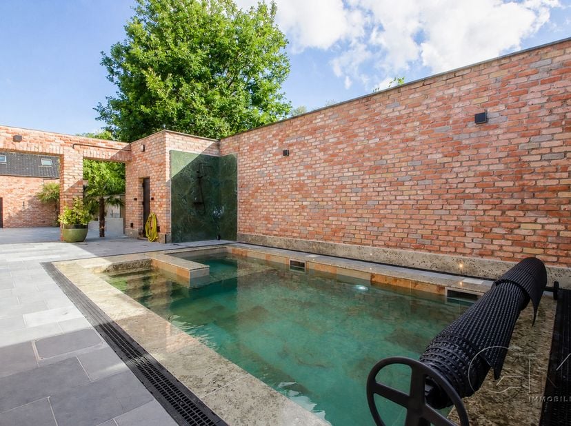 Située dans une rue calme du village apprécié d'Herseaux, superbe maison familiale offrant 6 chambres, une piscine chauffée et un entrepôt.<br />
Part