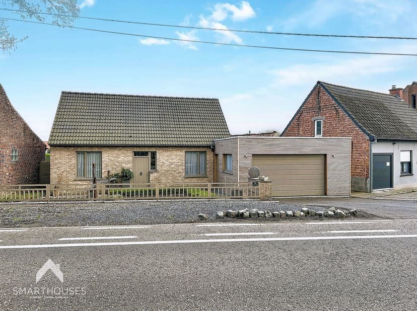 Energiezuinige woning op een centrale locatie bestaande uit een inkomhal met afzonderlijk toilet, lichtrijke leefruimte met eet-en zithoek, ruime keuk