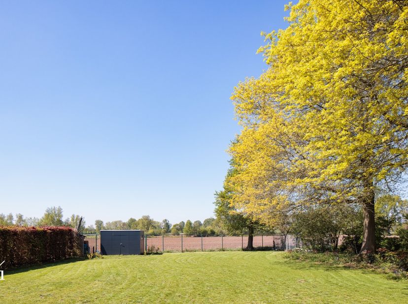 Gelegen in Beervelde bevindt deze ruime op te frissen woning zich op een vlot bereikbare locatie, met dagelijkse voorzieningen, scholen, winkels en op