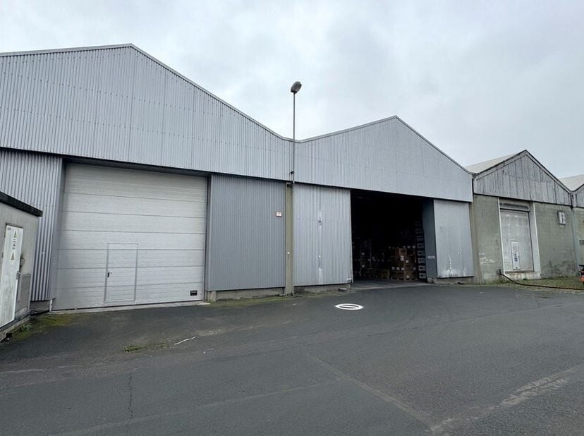 604m² instapklare loods<br />
Ligging: op Mexico-eiland in Antwerpse haven, vlakbij R1 en openbaar vervoer op wandelafstand<br />
Specificaties: staal