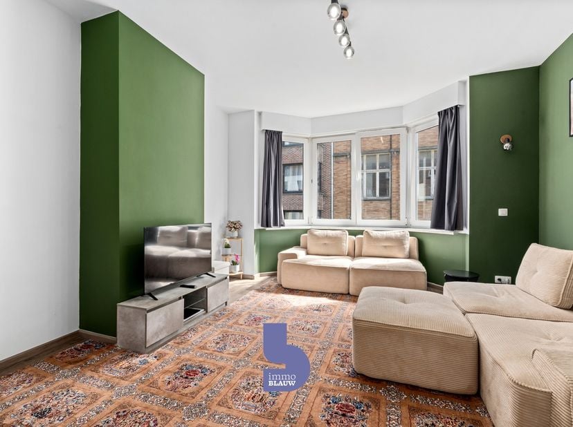 Op zoek naar een instapklaar appartement waar u zich geen zorgen hoeft te maken over renovatiewerken of hoge gemeenschappelijke kosten? Dit volledig g