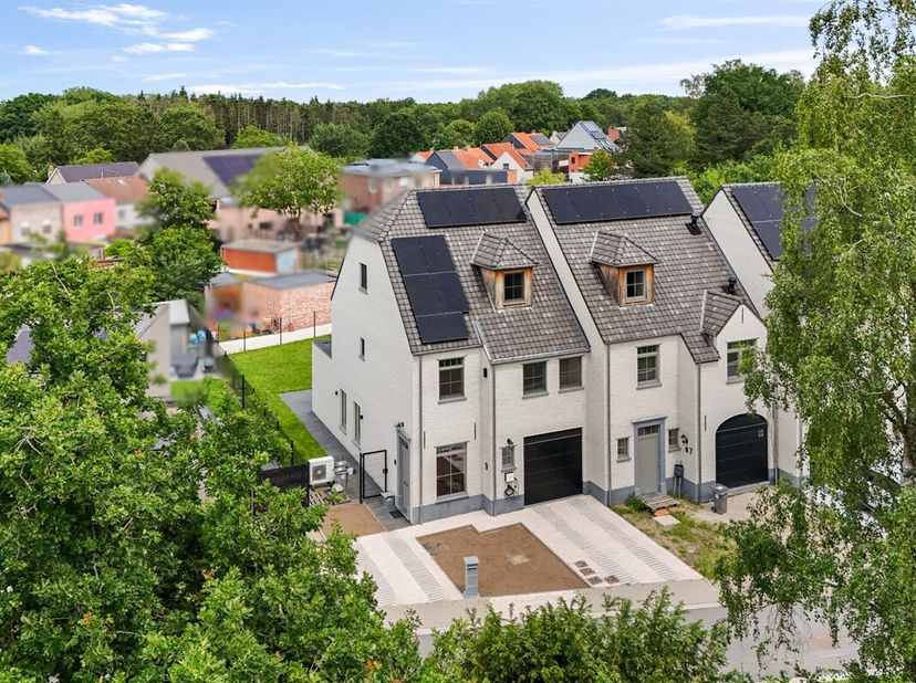 Instapklare recente halfopen bebouwing op toplocatie in Stekene<br />
Deze prachtige halfopen bebouwing van slechts 2 jaar oud is gelegen in de Galgen
