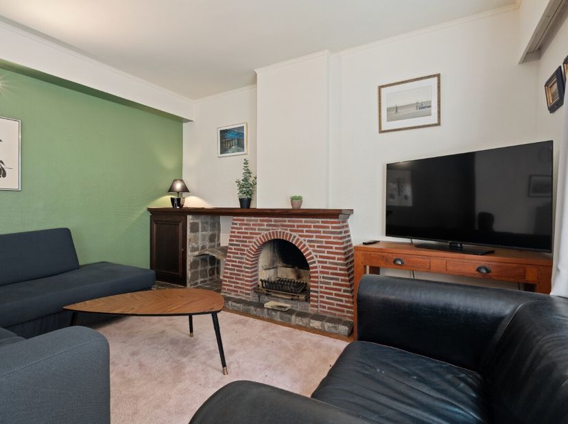 Te koop: ruim appartement in het centrum van Oostende, op korte afstand van de Zeedijk en het strand. Dit ruime appartement aan de Ijzerstraat biedt e