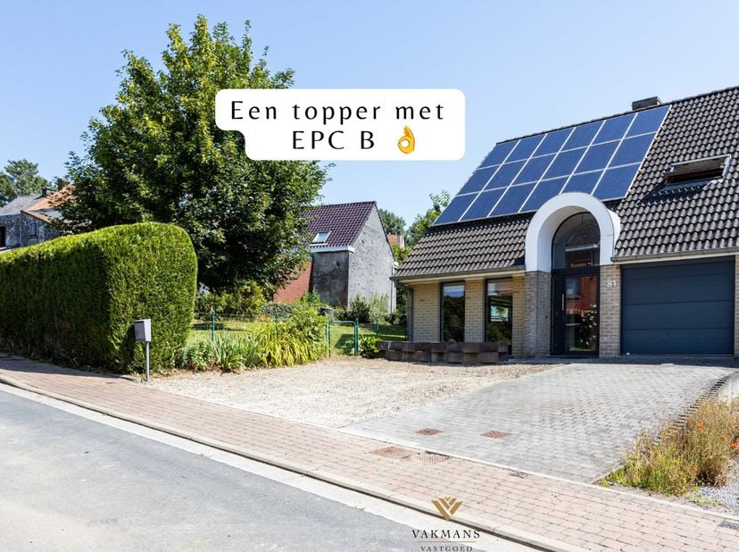 Une maison agréable et lumineuse, accessible par deux rues. La façade arrière donne sur la Rue de la Croix avec un accès parking, tandis que la façade