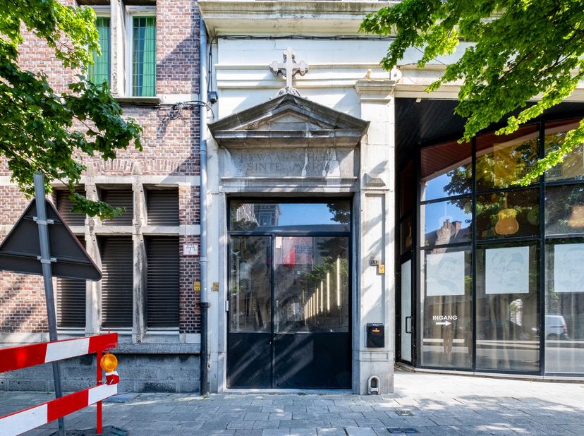 In het bruisende hart van Antwerpen bevindt zich een unieke winkelruimte van +/-253m² + verdiepingen met een zeer ruime binnentuin. Het pand is bereik