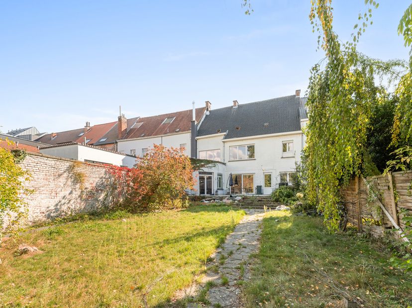 Instapklare, statige herenwoning met 7 slaapkamers en grote stadstuin, pal in het hart van Ronse! Deze karaktervolle woning combineert authentieke cha