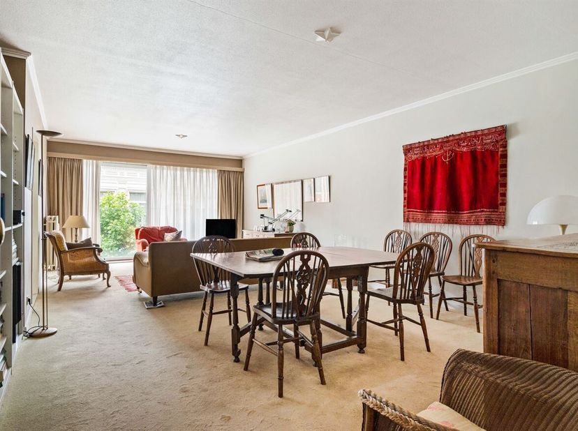 Ruim 2 slaapkamer appartement met terras en garagebox<br />
Locatie:<br />
Het appartement bevindt zich op de tweede verdieping, op wandelafstand van
