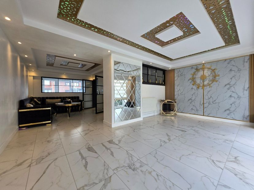 We komen deze volledig gerenoveerde bel-étagewoning binnen via de uitnodigende hall. Op de eerste verdieping vinden we de lichtrijke, ruime leef- en z