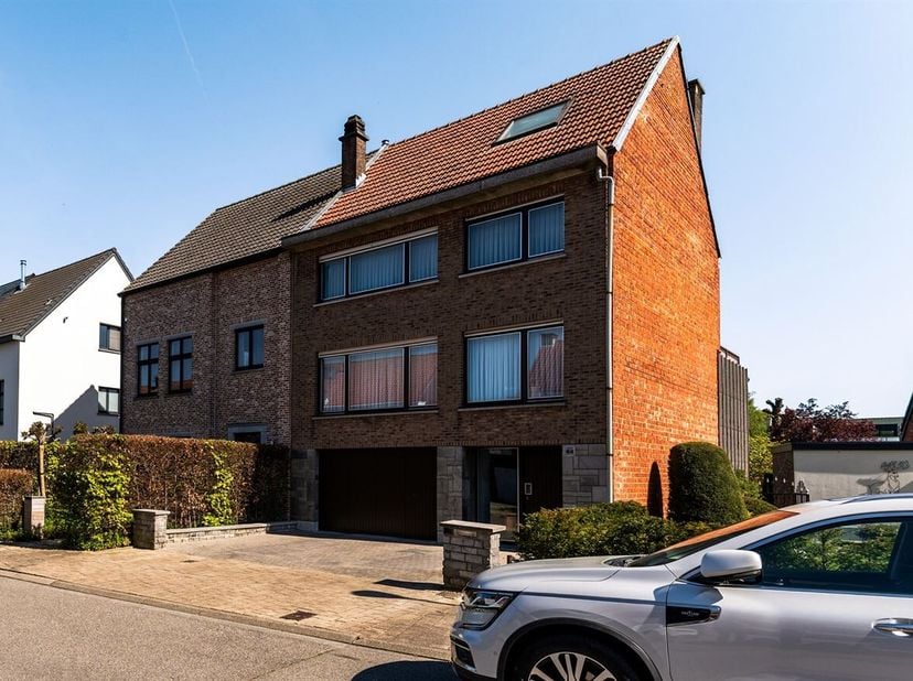 Instapklare bel-etagewoning met zonnige tuin en uitbreidingsmogelijkheden<br />
Gelegen op een vlotte en centrale locatie in Boom bevindt zich deze ve