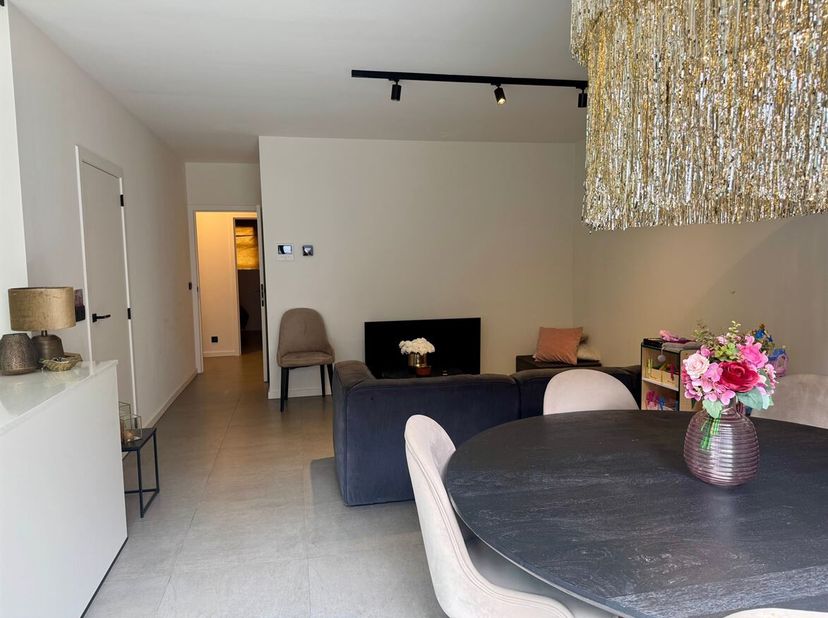 Luxueus gelijkvloers appartement met 2 slaapkamers, terras en tuin in het hart van Lier!<br />
Ligging<br />
Dit appartement is ideaal gelegen op wand