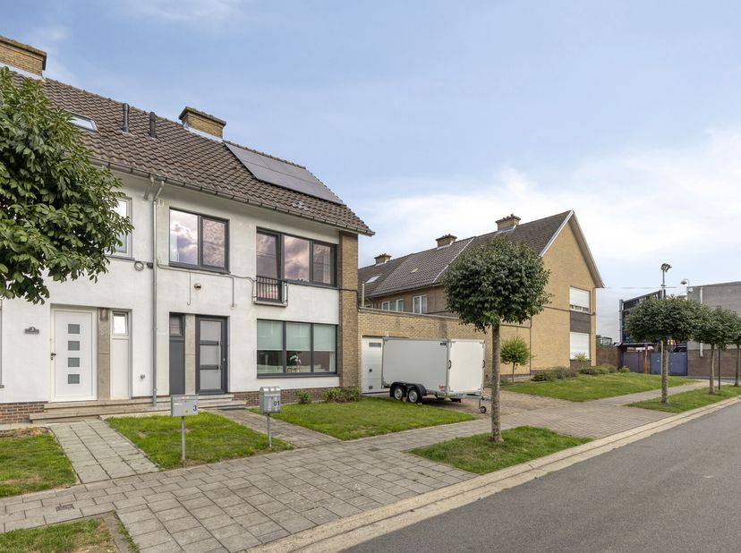 *** JOUR DE VISITE samedi 12/9 entre 10h-12h *** SUR RDV ***<br />
Cette maison prête à emménager bénéficie d’un emplacement favorable à Alost et d’un