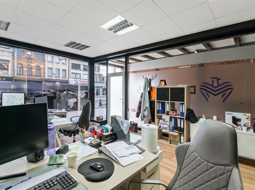 Handelsgelijkvloers met autostaanplaats op uitstekende handelslocatie!<br />
Ligging: Deze kantoorruimte is zéér centraal en gunstig gelegen in hartje