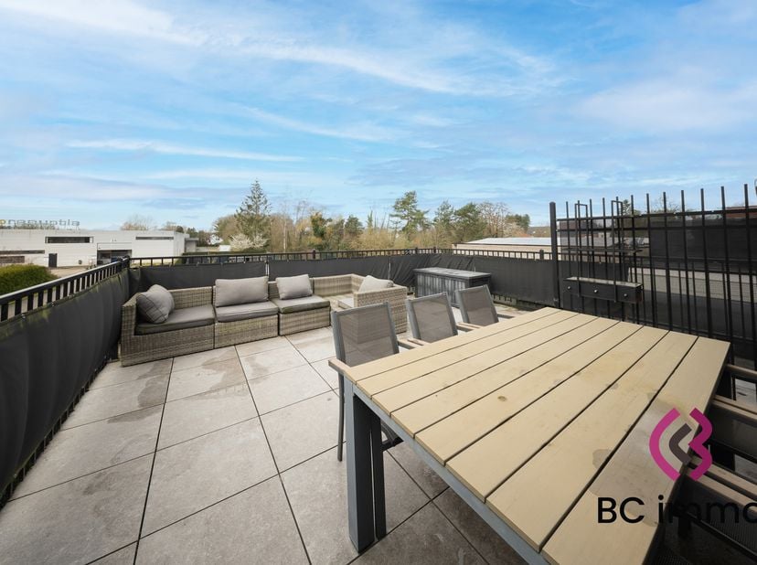 Exclusief duplex met zonneterras, designkeuken en hoogwaardige afwerking<br />
Dit instapklare duplexappartement combineert ruimte, comfort en energie