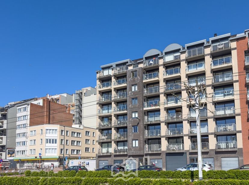 Recent, zongericht en gedeeltelijk gemeubeld (vestiaerekast - kleerkast) 2-slaapkamerappartement met moderne afwerking &amp; inrichting. Gelegen op de 7de