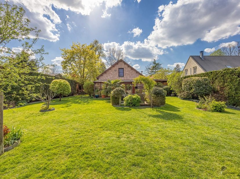 In een rustige en groene woonomgeving nabij Sint-Job bevindt zich deze uitstekend onderhouden woning op een mooi perceel van maar liefst 810 m². Dankz